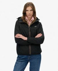 Superdry Kurtka wiatrówka Essential Tri z recyklingowanego poliestru – Czarna. Czarne kurtki męskie Superdry, bez wzorów, z materiału, bez kaptura. Za 430.25 zł.