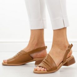 Brązowe skórzane sandały damskie Vinceza 66957. Brązowe sandały damskie VINCEZA, bez wzorów, z jeansu, bez obcasa, na obcasie, bez zapięcia. Za 219.00 zł.