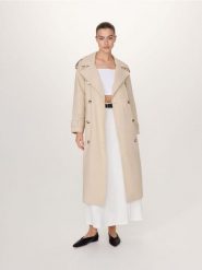 Dwurzędowy trencz oversize - beżowy. Brązowe płaszcze damskie Reserved, l, bez wzorów, z bawełny, bez kołnierzyka, bez kaptura. W wyprzedaży za 119.99 zł.