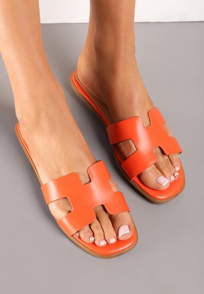 Pomarańczowe Klapki z Imitacji Skóry z Ozdobnymi Wycięciami i Kwadratowym Noskiem Rosila. Brązowe klapki damskie Renee, na lato, bez wzorów, z jeansu, eleganckie, bez obcasa, na płaskiej podeszwie, bez zapięcia. Za 59.99 zł.