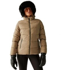 Damska kurtka narciarska z kapturem Dare 2B Glamourize V. Brązowe kurtki sportowe damskie Dare 2B, na zimę, bez wzorów, bez ramiączek, z kapturem, narciarskie. Za 449.99 zł.