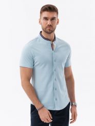 Koszula męska dzianinowa z krótkim rękawem i kolorową stójką – błękitna V3 OM-SHSS-0101 - XL. Niebieskie koszule męskie Ombre Clothing, m, bez wzorów, z bawełny, sportowe, bez kołnierzyka, bez ramiączek. W wyprzedaży za 49.99 zł.