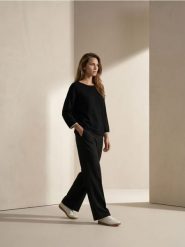 Sweter z wiskozą - czarny. Czarne swetry nierozpinane damskie Sinsay, l, bez wzorów, z wiskozy, bez kołnierzyka, bez ramiączek. Za 39.99 zł.