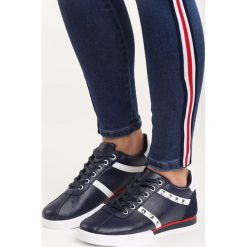 Granatowe Buty Sportowe Story Goes. Obuwie sportowe damskie Born2be, z aplikacjami, z okrągłym noskiem, bez zapięcia. Za 49.99 zł.
