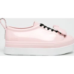 Melissa - Buty Hello Kitty. Czerwone obuwie sportowe damskie Melissa, bez wzorów, z materiału, bez zapięcia. W wyprzedaży za 299.90 zł.