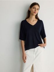 Sweter z wiskozą - granatowy. Niebieskie swetry nierozpinane damskie Reserved, l, bez wzorów, z dzianiny, bez kołnierzyka, bez ramiączek. W wyprzedaży za 39.99 zł.