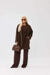 Brązowy damski płaszcz Isabella z tkaniny bukla - elegancja i komfort PLUS SIZE XXL OVERSIZE JESIEŃ. Brązowe płaszcze damskie Moda Size Plus Iwanek, na jesień, l, bez wzorów, z poliesteru, eleganckie, bez kołnierzyka, bez kaptura. Za 559.90 zł.