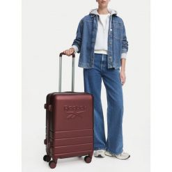 Walizka średnia Reebok. Czerwone walizki damskie Reebok, bez wzorów, średnie. Za 269.99 zł.