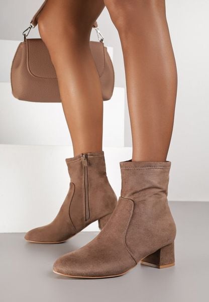 Brązowe Botki Vices na Obcasie z Dopasowaną Cholewką Arinde. Brązowe botki damskie Born2be, bez wzorów, bez obcasa, na obcasie, bez zapięcia. Za 109.99 zł.