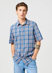 MESKA KOSZULA WRANGLER SS 1 PKT SHIRT FLAMINGO INDIGO 112362733. Niebieskie koszule męskie Wrangler, l, bez wzorów, bez kołnierzyka, bez ramiączek. Za 179.99 zł.