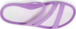 Crocs Klapki Crocs Swiftwater 203998-5PR - 36/37. Klapki damskie Crocs, bez wzorów, sportowe, bez obcasa, bez zapięcia. Za 189.00 zł.
