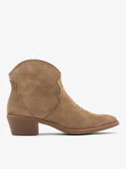 Beżowe botki typu kowbojki z dekoracyjnym haftem. Brązowe botki damskie Ryłko, bez wzorów, ze skóry, bez obcasa, na obcasie, bez zapięcia. Za 449.99 zł.