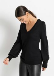 Sweter z dzianiny o gładkim splocie drobnych oczek. Czerwone swetry nierozpinane damskie bonprix, bez wzorów, z dzianiny, bez kołnierzyka, bez ramiączek. Za 99.99 zł.