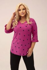 Amarantowa bluzka w czarne kropki z rękawem 3/4 PLUS SIZE XXL. Czarne bluzki damskie Nasi partnerzy, plus size, bez wzorów, z elastanu, eleganckie, bez kołnierzyka, plus size, bez ramiączek. Za 199.90 zł.