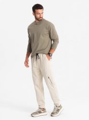 Dzianinowe męskie joggery z kieszeniami cargo – kremowe V1 OM-PAJO-0199 - XXL. Białe spodnie materiałowe męskie Ombre Clothing, z aplikacjami, z bawełny. Za 155.99 zł.