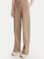 Guess Spodnie dresowe V6RB17 K9V31 Beżowy Regular Fit. Brązowe spodnie dresowe damskie Guess, z aplikacjami, z bawełny. Za 349.99 zł.