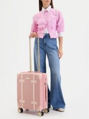 Nine West Walizka kabinowa CEO-NW-S-007-09 PINK Różowy. Czerwone walizki damskie Nine West, bez wzorów, z tworzywa sztucznego. Za 299.99 zł.