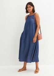 Sukienka jeansowa z lejącego lyocellu. Niebieskie sukienki damskie bonprix, bez wzorów, z jeansu, bez kołnierzyka, bez ramiączek. Za 139.99 zł.