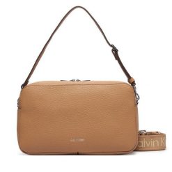 Torebka Calvin Klein. Brązowe listonoszki damskie Calvin Klein, bez wzorów, bez dodatków. Za 489.99 zł.