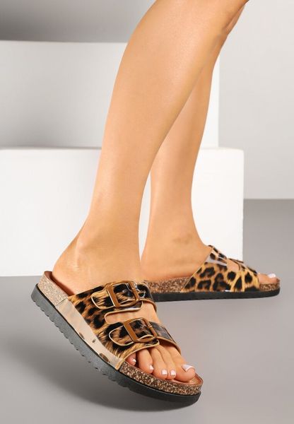 Panterkowe Lakierowane Klapki z Paskami ze Sprzączkami Itellirie. Klapki damskie Renee, bez wzorów, z lakierowanej skóry, eleganckie, bez obcasa, na obcasie, bez zapięcia. Za 59.99 zł.