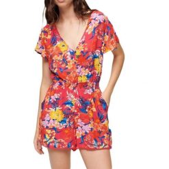 Kombinezon damski Superdry Beach Playsuit na lato kolorowy. Czerwone szorty damskie Superdry, bez wzorów, z wiskozy, sportowe. Za 197.00 zł.