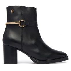 Botki Tommy Hilfiger. Czarne botki damskie Tommy Hilfiger, bez wzorów, bez obcasa, na słupku, bez zapięcia. Za 849.99 zł.