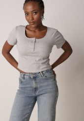 Szary Prążkowany Top Bawełniany z Guzikami przy Dekolcie Nedera. Szare topy damskie Born2be, m, bez wzorów, z bawełny, klasyczne, bez kołnierzyka, bez ramiączek. Za 39.99 zł.
