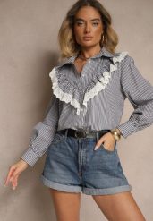 Czarna Koszula z Bawełny w Prążki Zdobiona Ażurową Falbanką przy Dekolcie Paliara. Czarne koszule damskie Renee, m, z aplikacjami, z bawełny, eleganckie, bez kołnierzyka, bez ramiączek. Za 49.99 zł.