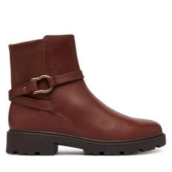 Botki Clarks. Brązowe botki damskie Clarks, bez wzorów, bez obcasa, na płaskiej podeszwie, bez zapięcia. Za 479.99 zł.
