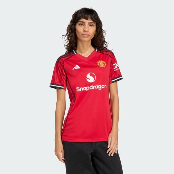 Koszulka Manchester United 25/26 Home. Czerwone bluzki damskie Adidas, bez wzorów, sportowe, bez kołnierzyka, bez ramiączek. Za 439.00 zł.