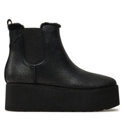 Botki Guess. Czarne botki damskie Guess, z aplikacjami, bez obcasa, na koturnie, bez zapięcia. Za 479.99 zł.