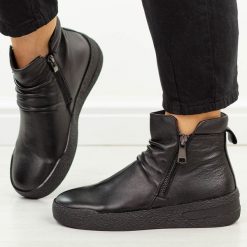 Czarne skórzane botki damskie T.Sokolski 178. Czarne botki damskie Sokolski, na jesień, bez wzorów, z dzianiny, eleganckie, z okrągłym noskiem, bez obcasa, na platformie, bez zapięcia. Za 399.00 zł.