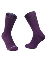 Skarpety rowerowe NORTHWAVE Switch Sock. Fioletowe skarpety męskie Northwave, w ażurowe wzory, z dzianiny. Za 49.99 zł.