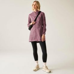 Bluza turystyczna damska Bloomfield. Fioletowe bluzy damskie Regatta, bez wzorów, z poliesteru, sportowe, bez ramiączek, bez kaptura. W wyprzedaży za 119.99 zł.