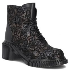 Skórzane botki damskie na klocku w kwiaty czarne Filippo DBT8072/26. Czarne botki damskie Filippo, bez wzorów, ze skóry, bez obcasa, bez zapięcia. Za 269.99 zł.