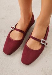 Bordowe Balerinki z Imitacji Zamszu z Paskiem z Biżuteryjną Klamerką Elintora. Czerwone balerinki damskie Born2be, bez wzorów, z jeansu, biznesowe, bez obcasa, bez zapięcia. Za 69.99 zł.