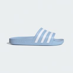 Klapki adilette Aqua. Białe klapki damskie Adidas, bez wzorów, sportowe, bez obcasa, bez zapięcia. Za 119.00 zł.