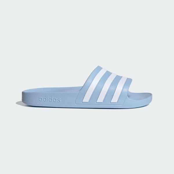 Klapki adilette Aqua. Białe klapki damskie Adidas, bez wzorów, sportowe, bez obcasa, bez zapięcia. Za 119.00 zł.