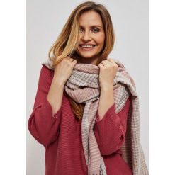 Szal w drobną kratę z ozdobną nitką. Szare szaliki damskie MOODO, bez wzorów. W wyprzedaży za 34.99 zł.