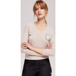 Sweter w kolorze jasnobeżowym. Brązowe swetry nierozpinane damskie ZOCHA, s, bez wzorów, z kaszmiru, bez kołnierzyka, bez ramiączek. W wyprzedaży za 409.95 zł.