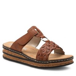 Klapki Rieker. Brązowe klapki damskie Rieker, bez wzorów, bez obcasa, bez zapięcia. Za 289.99 zł.
