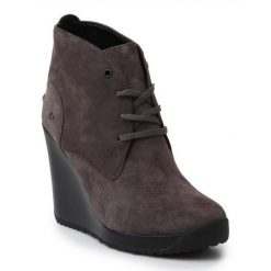 Buty Lacoste Jarriselle Srw W Dk 7-28SRW1140248 brązowe. Brązowe botki damskie bez wzorów, z materiału, bez obcasa, na koturnie, bez zapięcia. Za 679.87 zł.