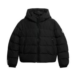 Sweter damski Superdry Sports. Czarne swetry nierozpinane damskie Superdry, bez wzorów, z puchu, sportowe, bez kołnierzyka, bez ramiączek. W wyprzedaży za 513.50 zł.