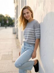 Sweter z krótkim rękawem w paski - szary. Szare swetry nierozpinane damskie Sinsay, l, bez wzorów, bez kołnierzyka, bez ramiączek. W wyprzedaży za 24.99 zł.