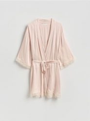 Szlafrok z koronką - kremowy. Białe szlafroki damskie Reserved, l, bez wzorów, z koronki, bez ramiączek, bez kaptura. Za 139.99 zł.