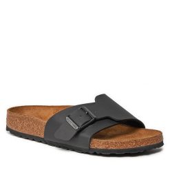 Klapki Birkenstock. Czarne klapki damskie Birkenstock, bez wzorów, bez obcasa, bez zapięcia. Za 379.99 zł.
