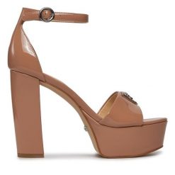 Sandały Guess. Brązowe sandały damskie Guess, z aplikacjami, bez obcasa, na słupku, bez zapięcia. Za 669.99 zł.