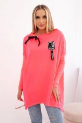Bluza oversize z asymetrycznymi bokami różowy neon. Czerwone bluzy damskie KESI, l, bez wzorów, z bawełny, bez ramiączek, bez kaptura. Za 209.11 zł.