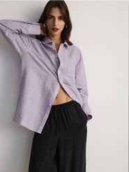 Koszula comfort fit z lnem - lawendowy. Fioletowe koszule męskie Reserved, l, bez wzorów, z bawełny, bez kołnierzyka, bez ramiączek. W wyprzedaży za 99.99 zł.