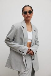 Marynarka typu oversize w kolorze SZARYM - HARLEY. Szare marynarki i żakiety damskie Marsala, bez wzorów, z elastanu, eleganckie, bez kołnierzyka, bez ramiączek. Za 499.90 zł.